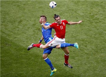 Gareth Bale (rechts)  hat Wales bei der ersten EM-Teilnahme zum einem gefeierten Debüt-Erfolg getrieben - seine Mannschaft besiegte die Slowakei mit 2:1.