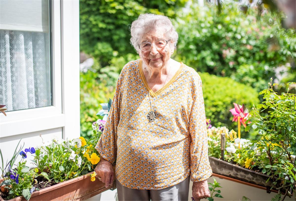Gartenarbeit hat Helma Kossmann früher immer geliebt. Heute genießt die 101-Jährige das Grün auf ihren Balkon. Foto: Hartmann