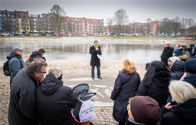 Geestemünde: Erster Bauabschnitt am Holzhafen fertig Gartenbaustadtrat Maurice Müller hob hervor, dass bei der Sanierung die historische Ufergestaltung berücksichtigt worden sei. Das Ufer des Holzhafens in Bremerhaven wurde abgeflacht, zum Teil mit Steinschüttungen befestigt und bepflanzt.