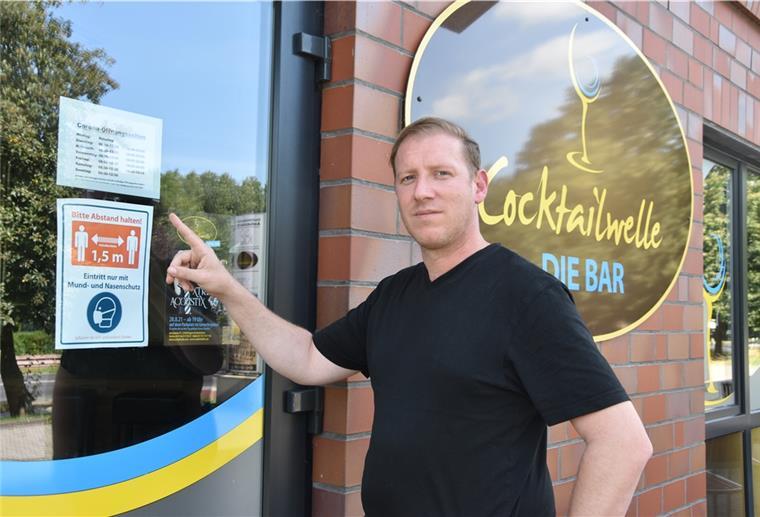 Gary Wellbrock, Betreiber der "Cocktailwelle" in Hagen, musste nach Ende des Lockdowns ohne Personal eröffnen. Inzwischen hat er wieder sieben Mitarbeiter angestellt, die Öffnungszeiten musste er trotzdem einschränken.