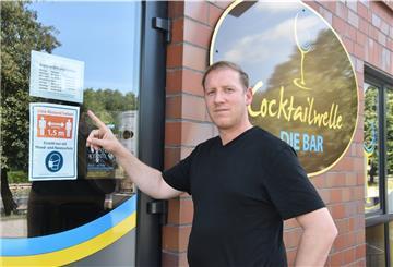 Gary Wellbrock, Betreiber der "Cocktailwelle" in Hagen, musste nach Ende des Lockdowns ohne Personal eröffnen. Inzwischen hat er wieder sieben Mitarbeiter angestellt, die Öffnungszeiten musste er trotzdem einschränken.