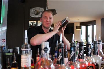 Gary Wellbrock , Inhaber der Cocktailwelle in Hagen, will einen Weltrekord im Cocktail-Mixen aufstellen.