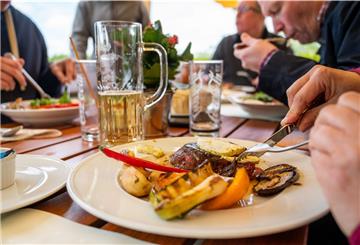 Gastrobetriebe dürfen in Bremerhaven auch ihre Innenbereiche öffnen.