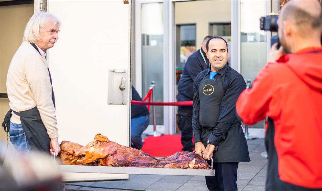 Gastronom Alexis Vaiou (rechts) und der prominente Kriminalist Axel Petermann tr...