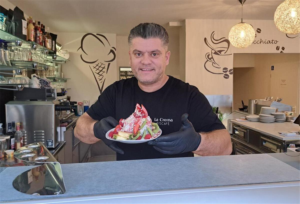 Spaghetti-Eis ohne Ende: Das Eiscafé in Hagen ist zurück Burim Feka hat das Eiscafé am Amtsplatz in Hagen wiederbelebt.