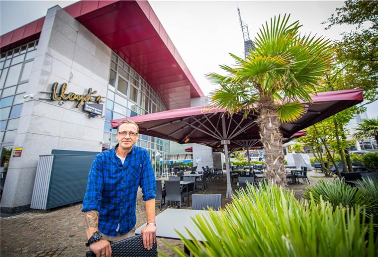 Schwieriger Winter für Gastronomen Gastronomen wie John Da Silva in Bremerhaven machen sich Gedanken, wie sie trotz Corona-Regeln im Herbst und Winter mehr Tische anbieten können.
