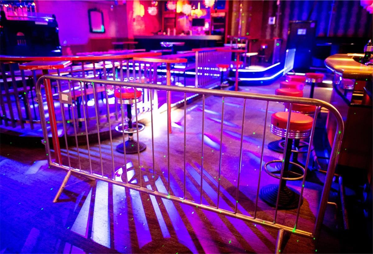 Corona: Teil-Lockdown beginnt am Montag Absperrungen in einem Club/Bar