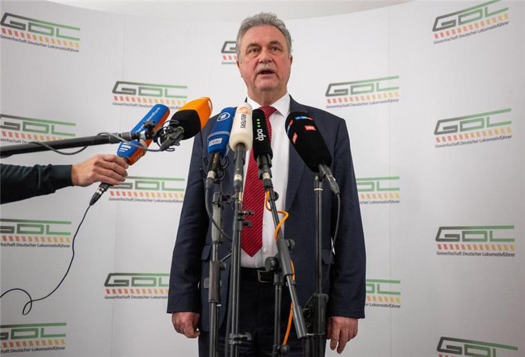 GDL-Chef Claus Weselsky gibt nach dem Ende des Streiks eine Pressekonferenz.