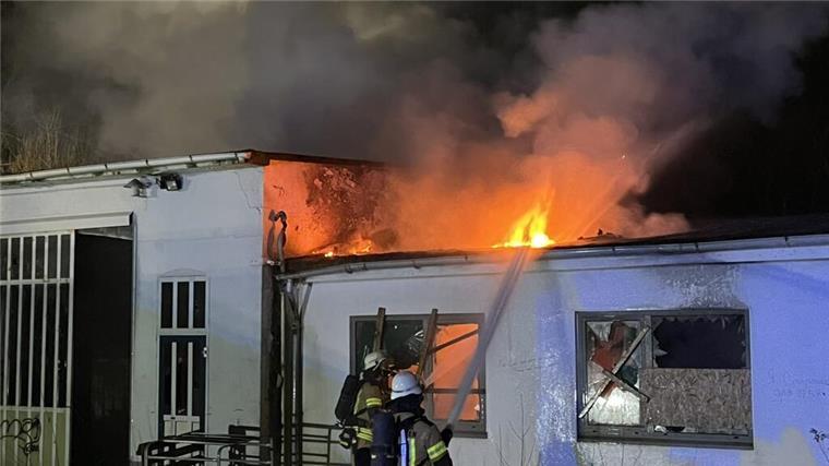 Feuer in Bremerhaven: 21 Einsatzkräfte bekämpfen Flammen Gebäudebrand Lehe