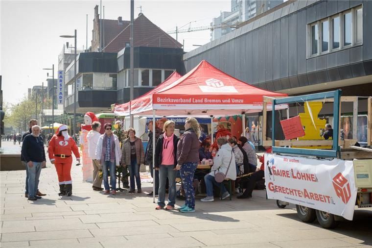 Gebäudereiniger haben am Dienstag in Bremerhaven vor der Großen Kirche protestiert.