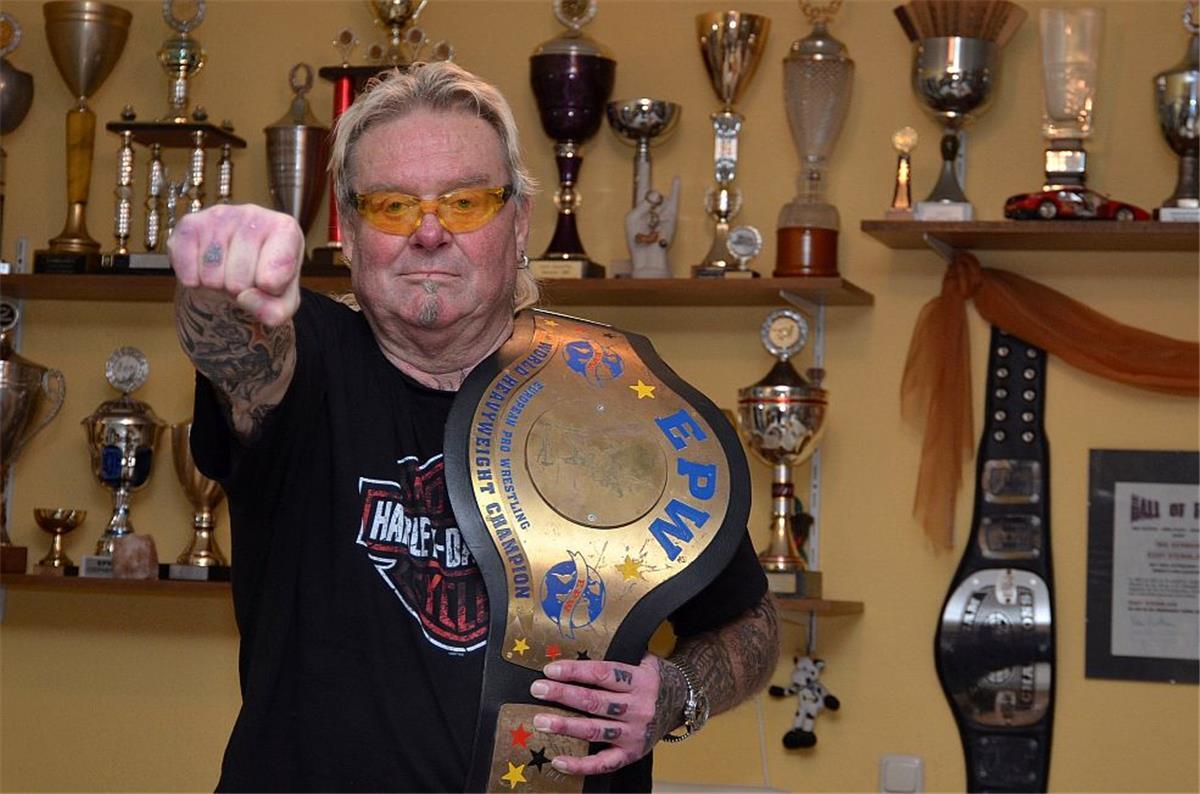 Gedenkshow für verstorbenen Wrestler aus Wilstedt Geballte Faust und mit WM-Gürtel: So kannte man Wrestling-Champion Eddy Steinblock. Das Foto entstand wenige Tage vor seinem völlig überraschenden Tod in seinem Haus in Wilstedt.