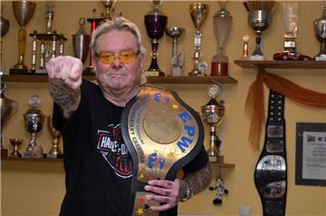 Geballte Faust und mit WM-Gürtel: So kannte man Wrestling-Champion Eddy Steinblock. Das Foto entstand wenige Tage vor seinem völlig überraschenden Tod in seinem Haus in Wilstedt.