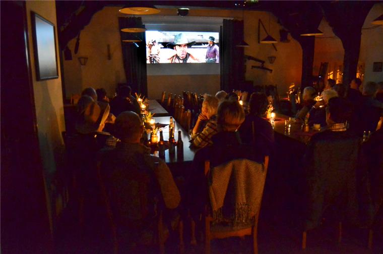 Gebannt verfolgten die Zuschauer beim Kult-Kino des Heimatvereins in Sellstedt den legendären Film „Spiel mir das Lied vom Tod“.  Foto Schmonsees