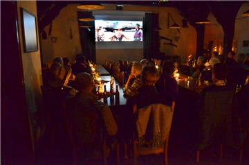Gebannt verfolgten die Zuschauer beim Kult-Kino des Heimatvereins in Sellstedt den legendären Film „Spiel mir das Lied vom Tod“.  Foto Schmonsees