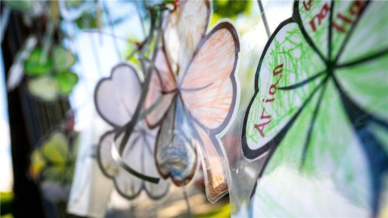 Fundort der Kinderleiche: Gegend bei Arian-Suche abgesucht Gebastelte vierblättrige Kleeblätter mit der Aufschrift „Arian“ hängen an einem Zaun im Wohnort von Arians Familie.