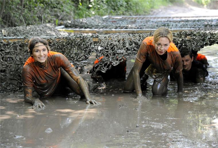 Geben beim Lake Run alles:   Dana Wiebke Schäfer (links), die aktuelle Miss Bremen, und Vera Weimer, Miss Hamburg. Foto Scheschonka