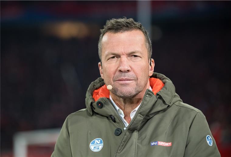 Lothar Matthäus als Bayern-Greenkeeper „Geburtstags-Gaudi“ der besonderen Arti: Lothar Matthäus drehte als Greenkeeper in der Allianz Arena ein paar Runden. Mit dabei: Uli Hoeneß.
