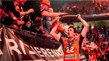 Geburtstagskind Jake Hanes führte die Ehrenrunde für die Berlin Volleys an.
