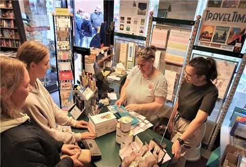 Gedränge an der Kasse: Claudia Stollenwerk und Frida Slominski bedienen am letzten Verkaufstag der Buchhandlung Schließke die Kundschaft.