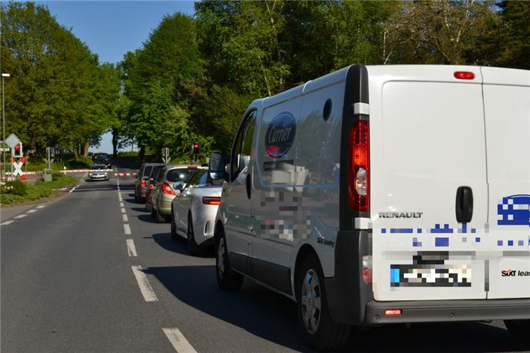 Bitter: Loxstedter werden keine Brücke über Bahnstrecke bekommen Geduldsprobe: In Loxstedt muss man vor dem Bahnübergang immer wieder längere Wartezeiten einplanen.