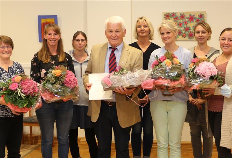 Geehrte und Vorstand des Kreisverbands der Reit-, Fahr – und Rennvereine (von links): Sonja Meiners, Friederike von Waaden, Lynn Golz, Werner Trüper, Susanne Osterloh, Corinna Hinkel, Yvonne Korpis, Romana de Brito Soares.