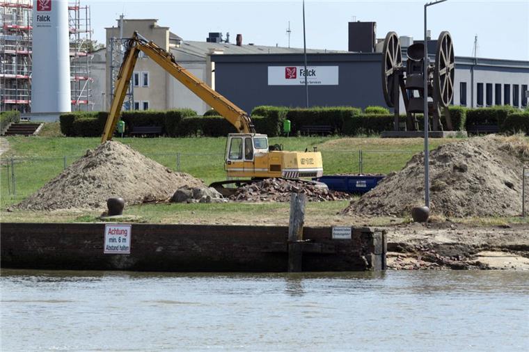 Geestevorhafen: Ein Bagger ist im Einsatz, um das Gelände zu sichern.