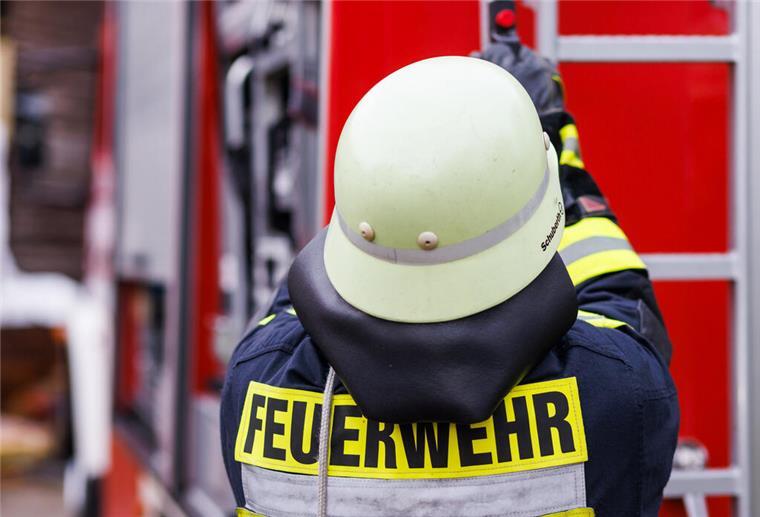 Matratzenbrand in Pflegeheim: Feuerwehr verhindert Schlimmeres ARCHIV - 05.11.2022, Baden-Württemberg, Staufen: Ein Feuerwehrmann holt während einer Einsatzübung einer Freiwilligen Feuerwehr eine Leiter vom Dach eines Einsatzfahrzeugs. (zu dpa: «Brand in Mehrfamilienhaus verursacht sechsstelligen Schaden») Foto: Philipp von Ditfurth/dpa +++ dpa-Bildfunk +++