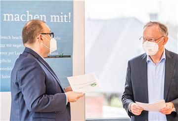 Geestland will mitmachen beim Modellprojekt des Landes Niedersachsen: Bürgermeister Thorsten Krüger (SPD, links) überreichte Ministerpräsident Stephan Weil die Bewerbung seiner Stadt.