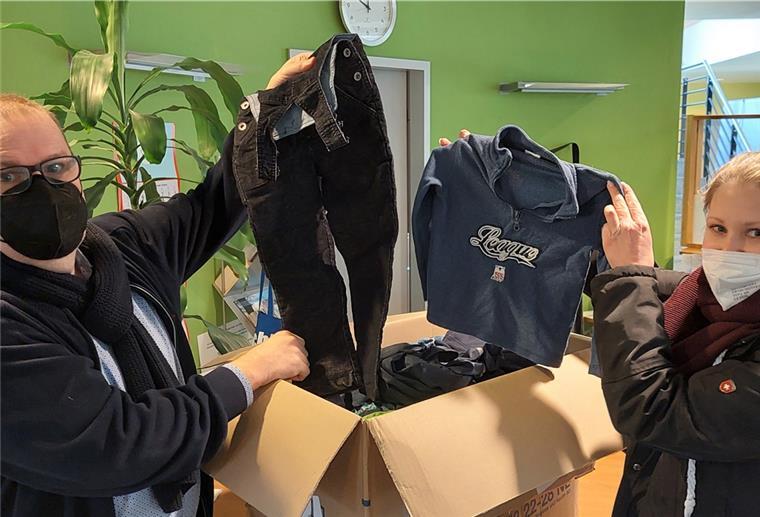 Geestlands Bürgermeister Thorsten Krüger (SPD) freut sich über die Spenden der Bürger für ukrainische Bürger. Hannah Mahnken aus Neuenwalde brachte am Dienstag etliche Kartons mit Kinderkleidung im Langener Rathaus vorbei.