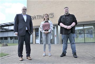 Geestlands Bürgermeister Thorsten Krüger (SPD) freut sich über die beiden Stipendidaten Lisa Hildebrandt und Fabio Friedrichs.