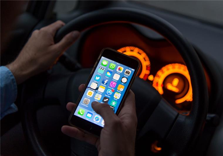 Braker Polizei überwacht B 211 und 212 Gefährlich: Beim Fahren das Handy zu benutzen.