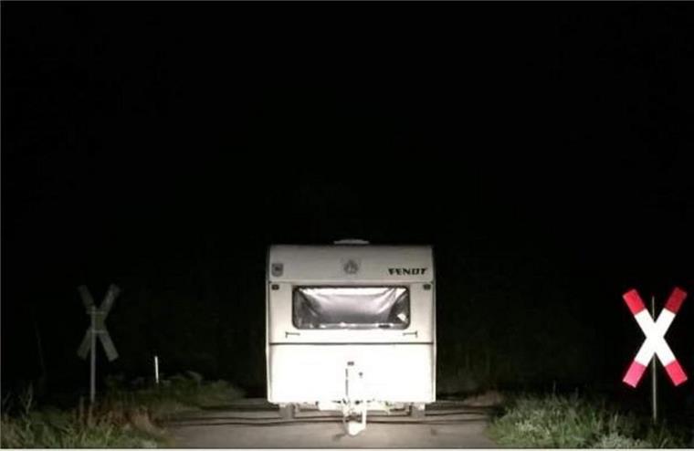 Gefährlich: Unbekannte haben einen Wohnwagen bei Gnarrenburg auf die Gleise geschoben.