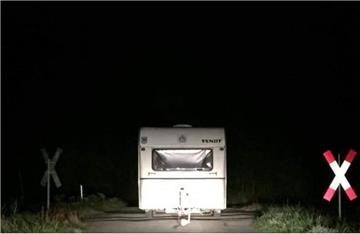 Gefährlich: Unbekannte haben einen Wohnwagen bei Gnarrenburg auf die Gleise geschoben.
