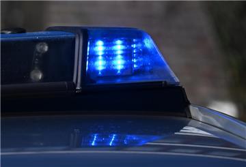 Ein Blaulicht auf einem Polizeifahrzeug.. Gefährliche Falle an öffentlichen Orten: Die Polizei entdeckte mit Rasierklingen präparierte Aufkleber und warnt vor dem Versuch, diese selbst zu entfernen.
