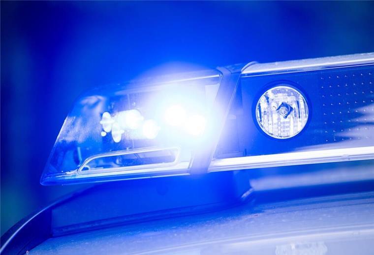 Ein Blaulicht leuchtet an einer Polizeistreife.