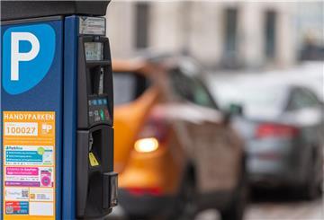 Gefälschte QR-Codes an Parkautomaten täuschen echte Anbieter perfekt. Wer scannt, riskiert Datenklau und Abbuchungen.