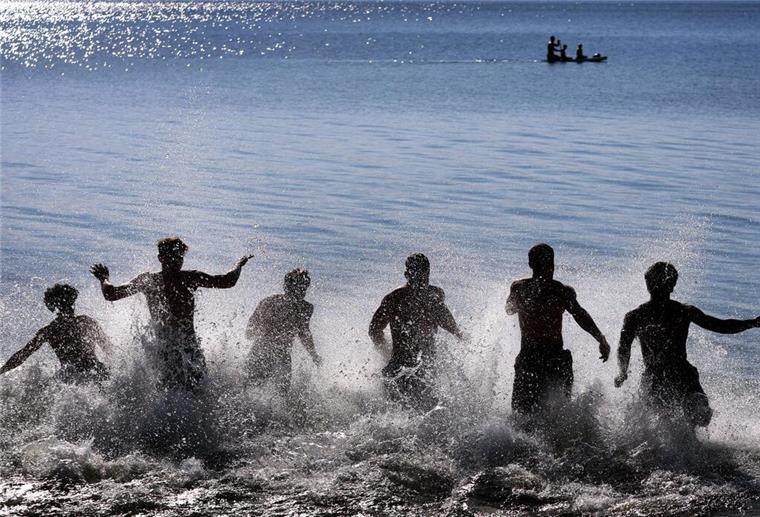 Frühzeitig informieren: Die Wasserqualität kann vor dem Badeausflug online geprüft werden. (zu dpa: «Wasserqualität: Worauf vor dem Sprung in See und Co. achten?») Foto: Karl-Josef Hildenbrand/dpa - Honorarfrei nur für Bezieher des dpa-Themendienstes +++ dpa-Themendienst +++