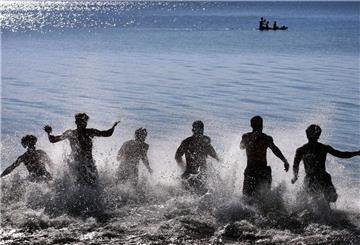 Frühzeitig informieren: Die Wasserqualität kann vor dem Badeausflug online geprüft werden. (zu dpa: «Wasserqualität: Worauf vor dem Sprung in See und Co. achten?») Foto: Karl-Josef Hildenbrand/dpa - Honorarfrei nur für Bezieher des dpa-Themendienstes +++ dpa-Themendienst +++