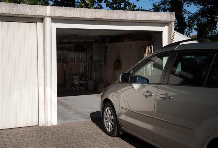 ILLUSTRATION - Guter Schutz fürs Auto: Klar, das bietet eine Garage - für den Fall der Fälle ist zudem auch ein passender Versicherungsschutz wichtig, der bestenfalls nicht unnötig teuer sein sollte. (zu dpa: «Kfz-Versicherung: Tipps für eine günstigere Police») Foto: Andrea Warnecke/dpa-tmn - Honorarfrei nur für Bezieher des dpa-Themendienstes +++ dpa-Themendienst +++