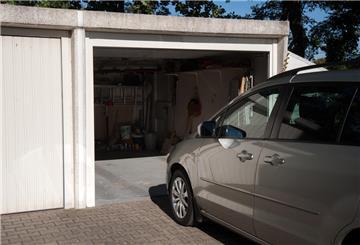 ILLUSTRATION - Guter Schutz fürs Auto: Klar, das bietet eine Garage - für den Fall der Fälle ist zudem auch ein passender Versicherungsschutz wichtig, der bestenfalls nicht unnötig teuer sein sollte. (zu dpa: «Kfz-Versicherung: Tipps für eine günstigere Police») Foto: Andrea Warnecke/dpa-tmn - Honorarfrei nur für Bezieher des dpa-Themendienstes +++ dpa-Themendienst +++
