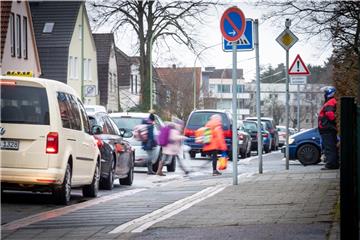 Gefahrensituation für Schulkinder der Heidjerschule: Aufofahrer bremsen oft viel zu spät ab. Die Eltern drängen auf eine Bedarfsampel.