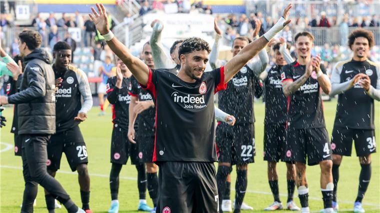 4:2 in Kiel: Frankfurt ist jetzt Bayern-Jäger Gefeierter Mann beim Sieg in Kiel: Frankfurts Offensivass Omar Marmoush.