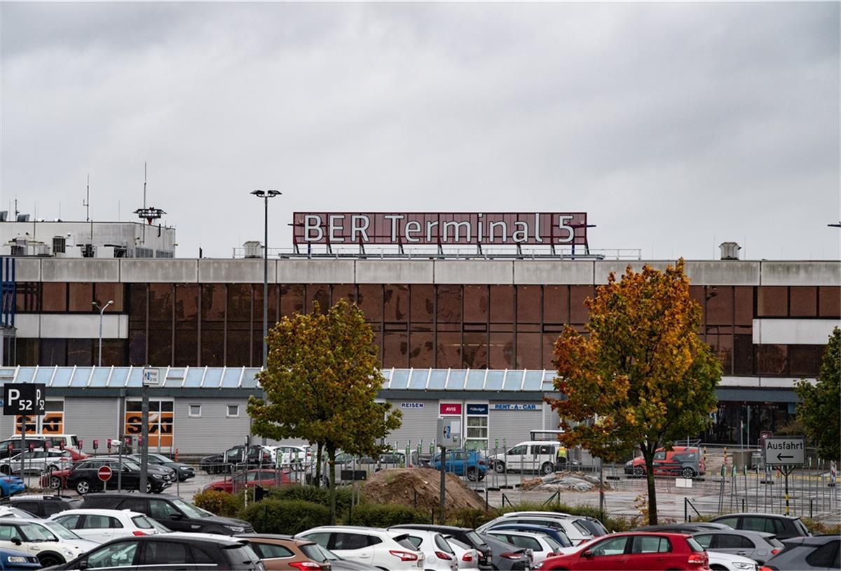 Flughafen BER: Erste Maschine soll an Halloween abheben Geflogen werden soll am BER nach jahrelangen Verzögerungen ab dem 31. Oktober.