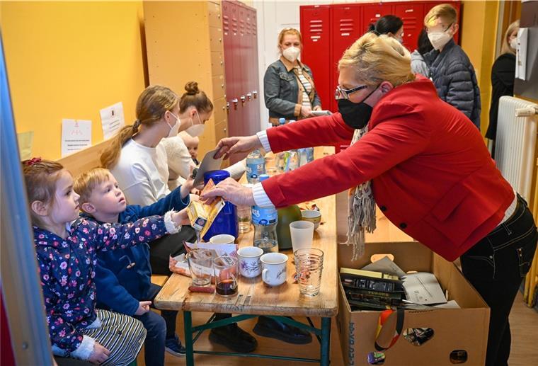 Geflüchtete aus der Ukraine bei der Bremerhavener Tafel mit Gaby Treschok. Foto Scheschonka