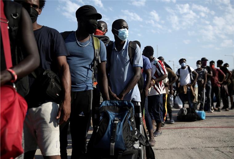 Neues Lager für Flüchtlinge auf Lesbos Geflüchtete Menschen warten auf einen Platz im Camp.