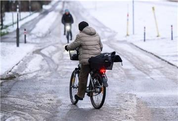 Gefrierender Regen und Schnee kann laut Meteorologen viele Straßen gefährlich glatt machen.