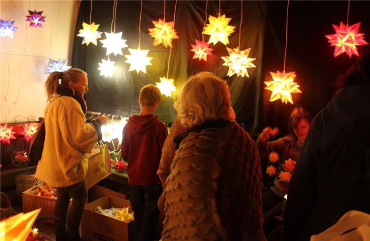 Bunt im Lichterglanz: Weihnachtsmarkt in Debstedt Gefühlvoll, stimmungsvoll: Weihnachtsmarkt in Debstedt.