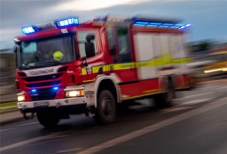 Zwei Todesopfer nach Brand in Seniorenheim Ein Fahrzeug der Feuerwehr fährt mit Sonderrechten (Blaulicht) über eine Straße.