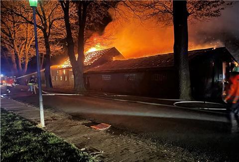 Gegen 20.15 Uhr am Sonntagabend kam es aus ungeklärter Ursache in der Dorfstraße in Groß Meckelsen zu einem Großfeuer in einem Stallgebäude. 