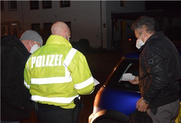 Gegen 22 Uhr steht bei Industriebetrieben der Schichtwechsel an. Wer eine halbe Stunde später noch auf den Straßen mit dem Auto unterwegs ist, muss damit rechnen, von der Polizei kontrolliert zu werden.